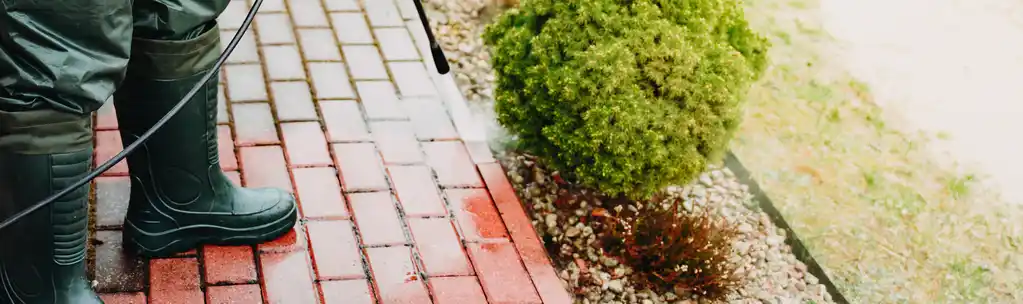 Nettoyage des allées en pavés : quelles sont les bonnes pratiques ?